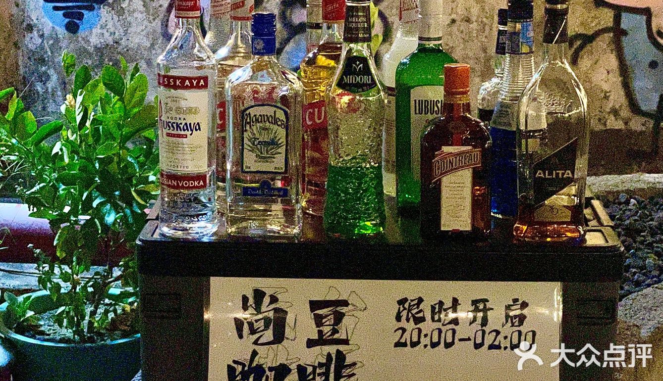 夜晚最适合去的咖啡馆，爱惨这个氛围感！ 