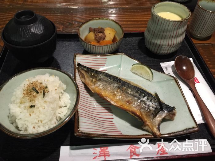 熟客带去的 午市的定食套餐性价比超高 招牌是炸鸡腿定食和青花鱼定食
