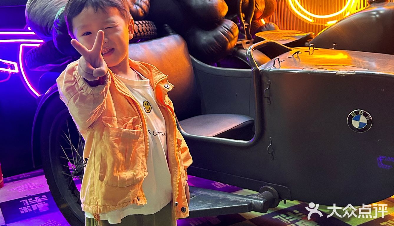 让我更惊艳到的 是他家生蚝 真的是比手还大！