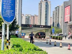 -枫蓝国际购物中心-地面停车场