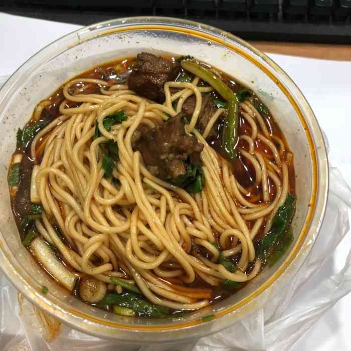 打分 早上外卖喊的牛肉面,外面的面一般送到都有点溶了,但这个还好,还