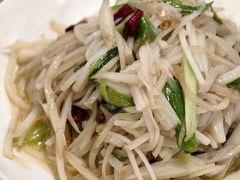蒜苗炒藕丝-辣螃铠盆盆蟹大排档(海昌店)