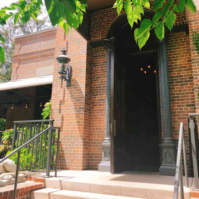 the charter oak-"环境很不错,美式古典豪华又带现代艺术特点.