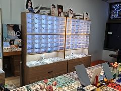 -天空之镜眼镜店蔡司依视路配镜授权零售店(望京颐堤港店)