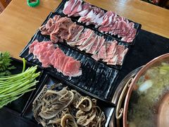 -果松木炭酸菜铜火锅·外婆参鸡汤