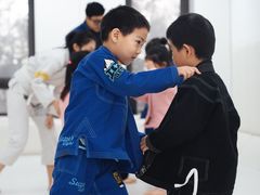 -菠萝格斗巴西柔术训练馆