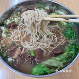 梧岗里的巷子里，招牌亮堂堂的一眼容易望到