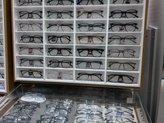-美式眼镜·授权蔡司.依视路.尼康.豪雅.明月(人民广场店)