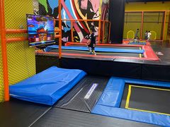 -爱蹦iBOON蹦床运动馆(江汉店)