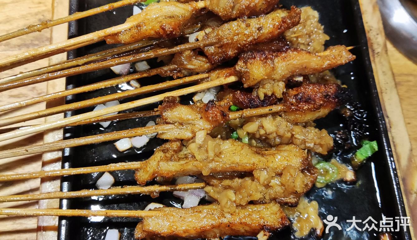 来到聚点撸串，买了两张大众点评券，加上会员生日礼送啤酒