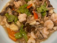 青椒炒北风菌烩虾球-云海肴·汽锅鸡·云南菜(广安门天虹店)