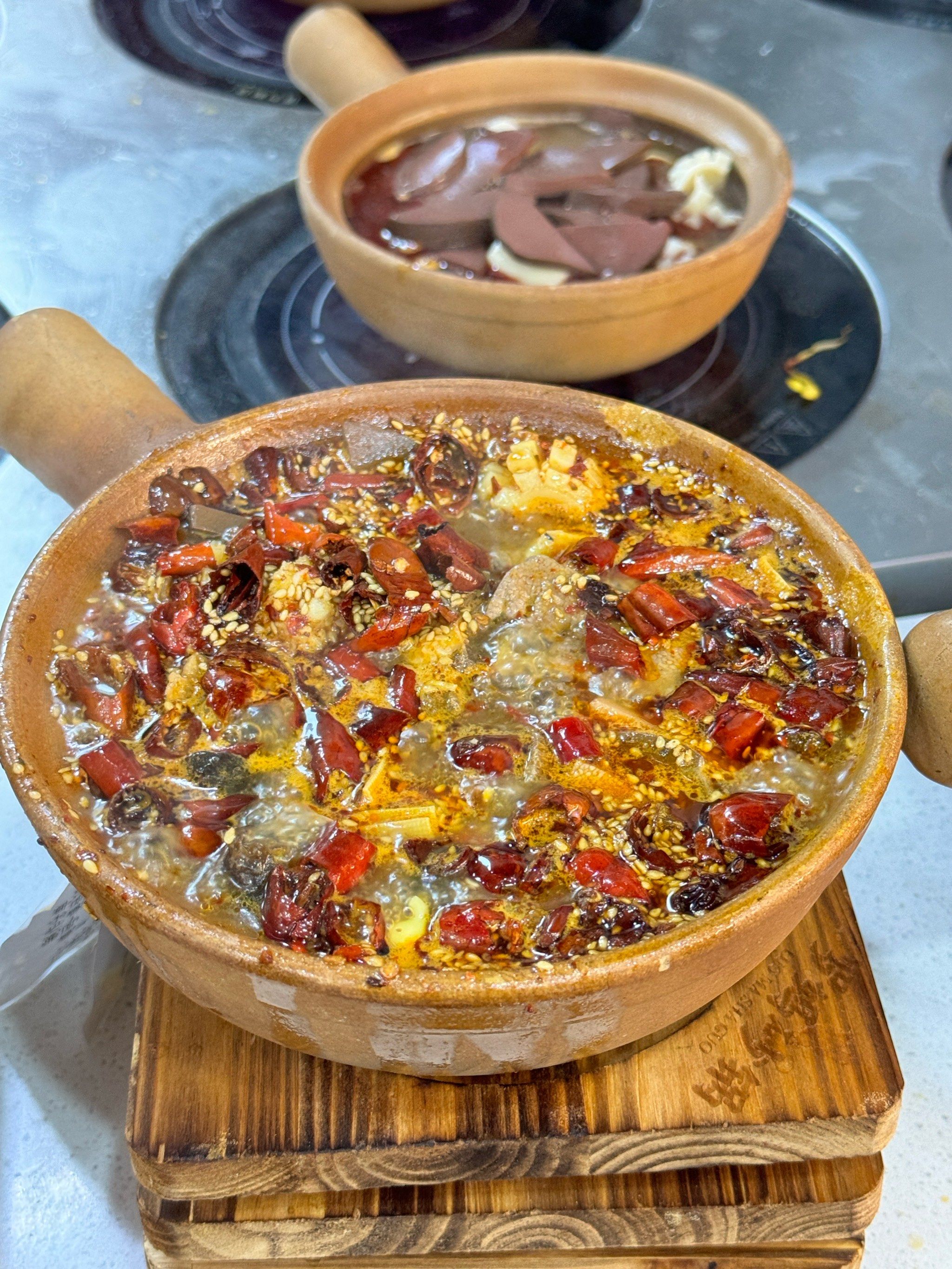 刚出锅的砂锅毛血旺到底是要香s谁!00