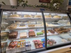 面包甜点陈列柜-玛尔哈巴·塔塔尔糕点(华侨小区店)