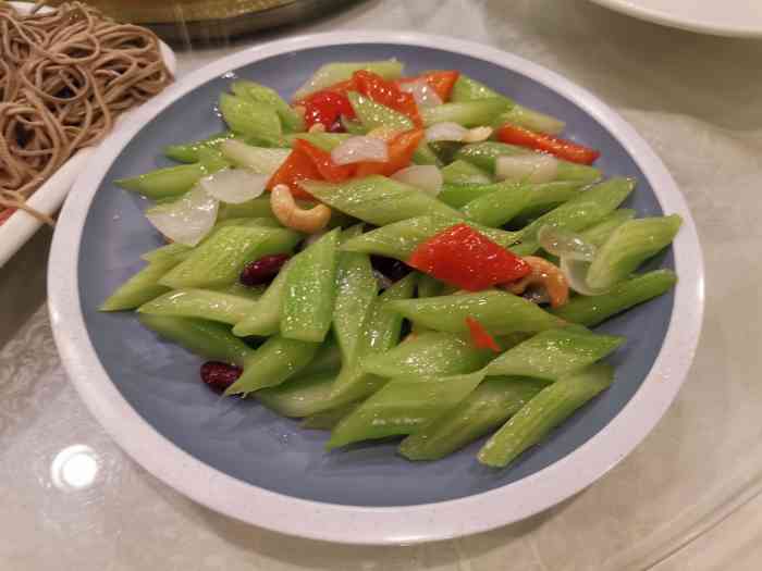 辛庄饭店(范阳店"上菜太慢,服务员跟欠她钱似的,吃饭一个多.