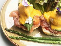 招牌班尼迪克蛋配烟熏三文鱼-MIKAKU(万达广场上海宝山店)