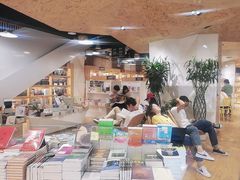 -新华里咖啡书吧(新华书店小寨店)