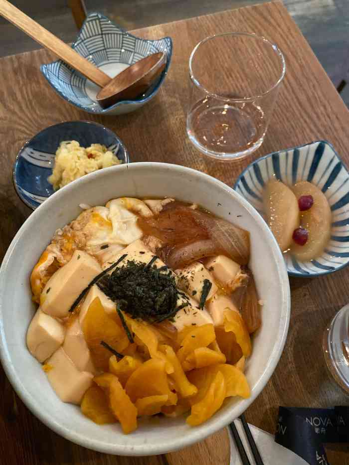 铃木食堂(丽都店[环境]整体环境还不错,有一楼二楼,我们.