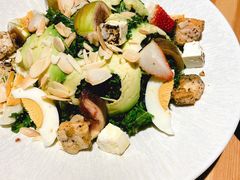 烤红点鲑鱼无花果羽衣甘蓝沙拉-TIAGO HOME KITCHEN(王府中环店)
