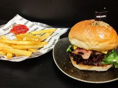 美式经典牛肉汉堡-shark burger·鲨鱼汉堡(交子大道店)