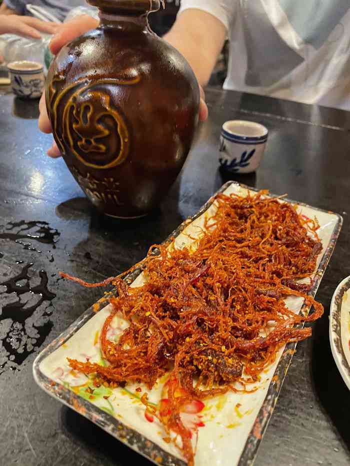 醉八仙热酒馆(渝中店)-"[薄荷]环境:这家店也是重庆正宗的苍蝇.