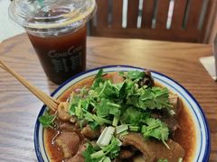 老广菠萝冰美式-CowCow其其·牛杂咖啡公司(六运店)
