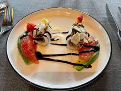 油封鸭肉配玉兰菜和牛油果色拉-YUE·6·西式融合餐厅(外滩六号店)