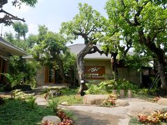 -Chom Cafe and Restaurant