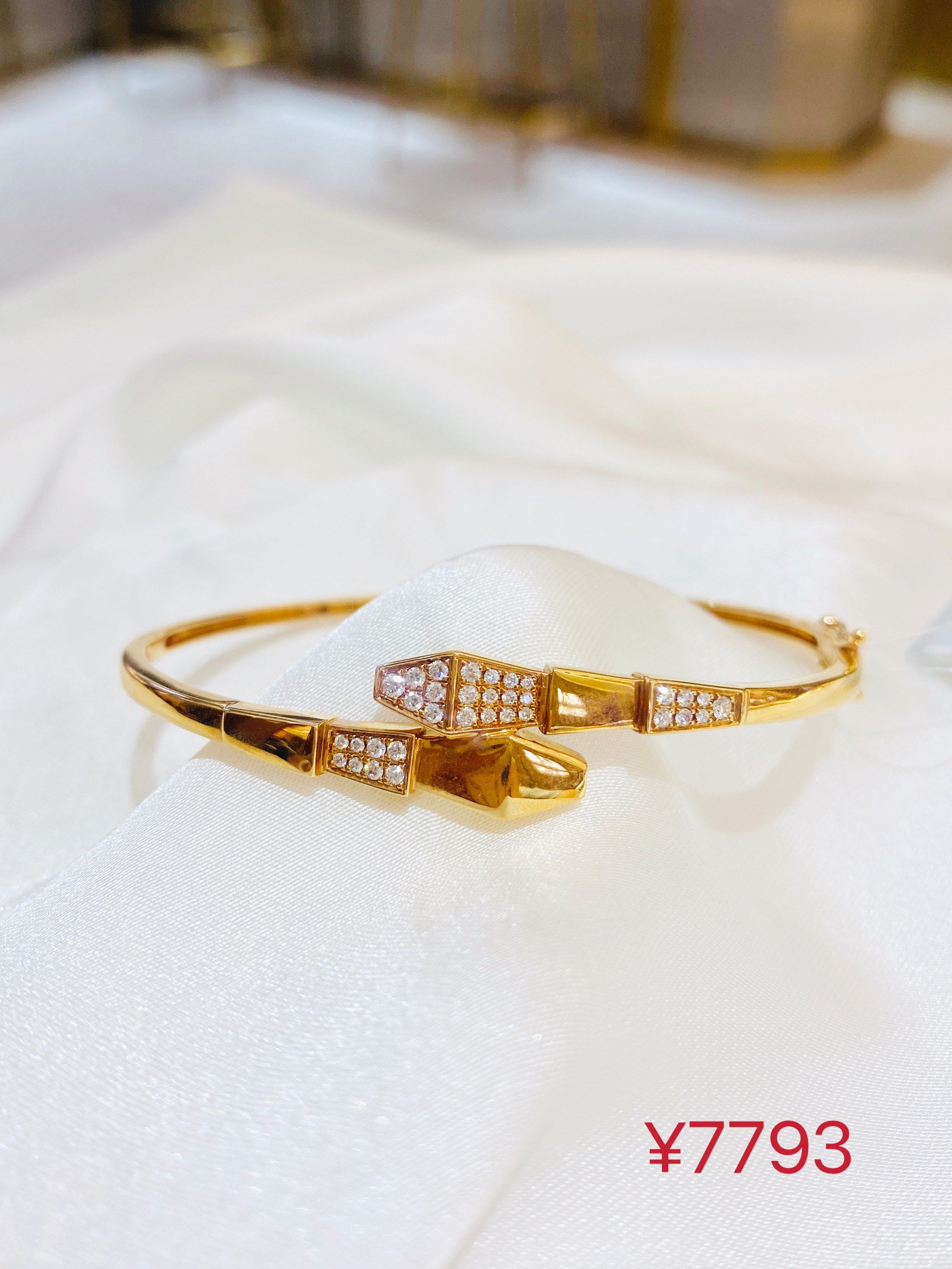 独特玫瑰金手镯