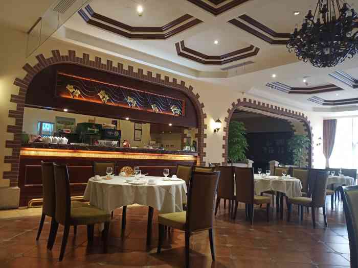 老上海餐厅,进门就有位穿着燕尾服的老克勒迎接,弄点腔调出来~ 环境