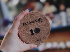 餐具摆设-Be Lived Cafe比例咖啡(摩天轮店)