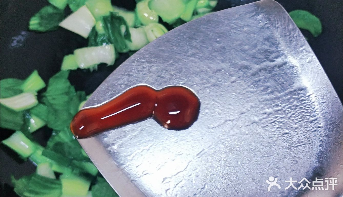 香喷喷的猪油菜饭，油亮亮的米饭，腊肉的咸香，太好吃！