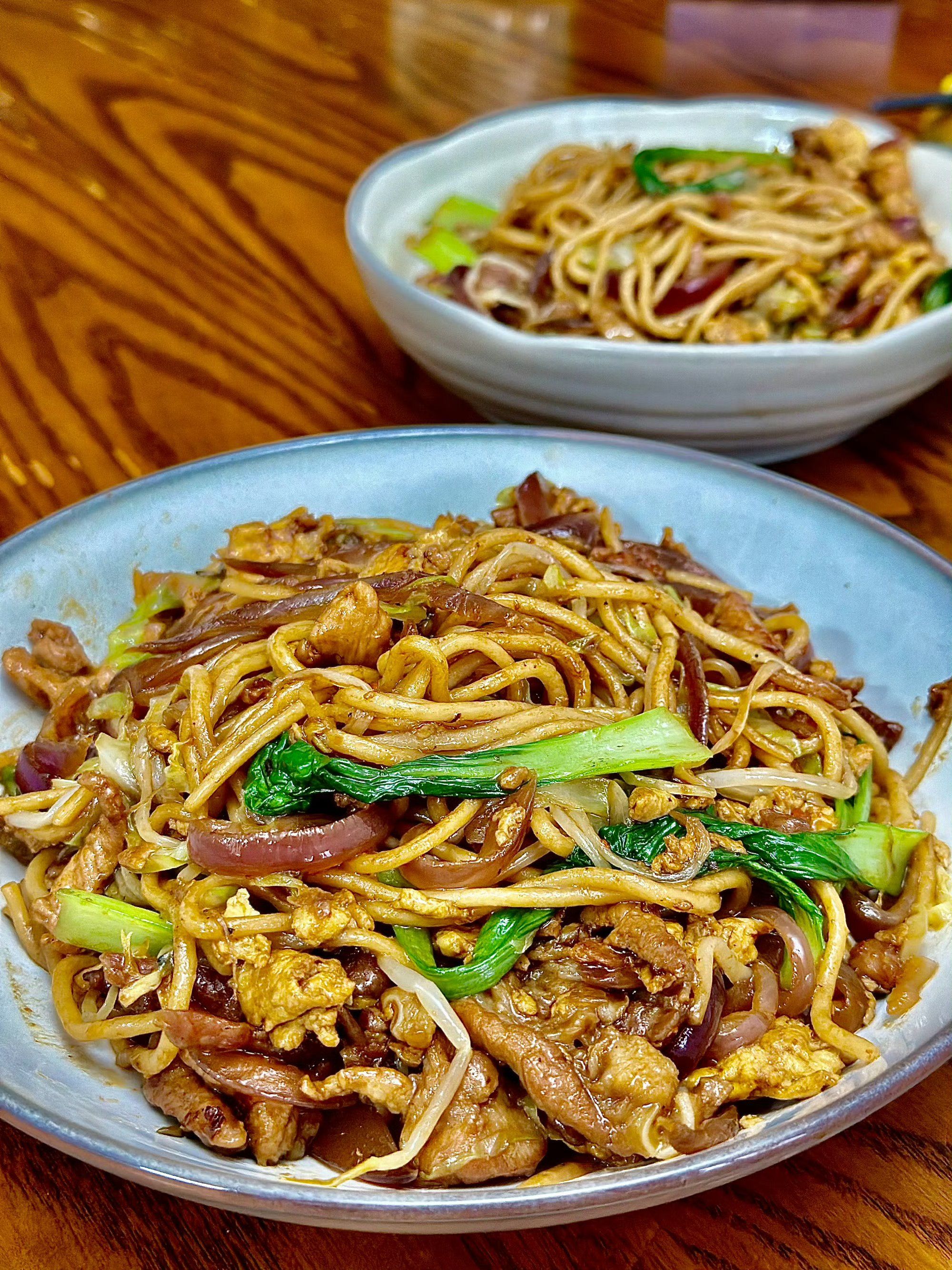 雨天☔️ 做了有菜有肉的炒面 好吃的又是光盘
