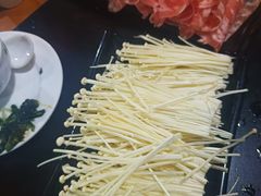 金针菇-果松木炭酸菜铜火锅·外婆参鸡汤