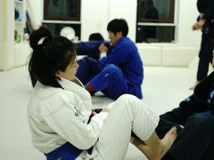 -菠萝格斗巴西柔术训练馆