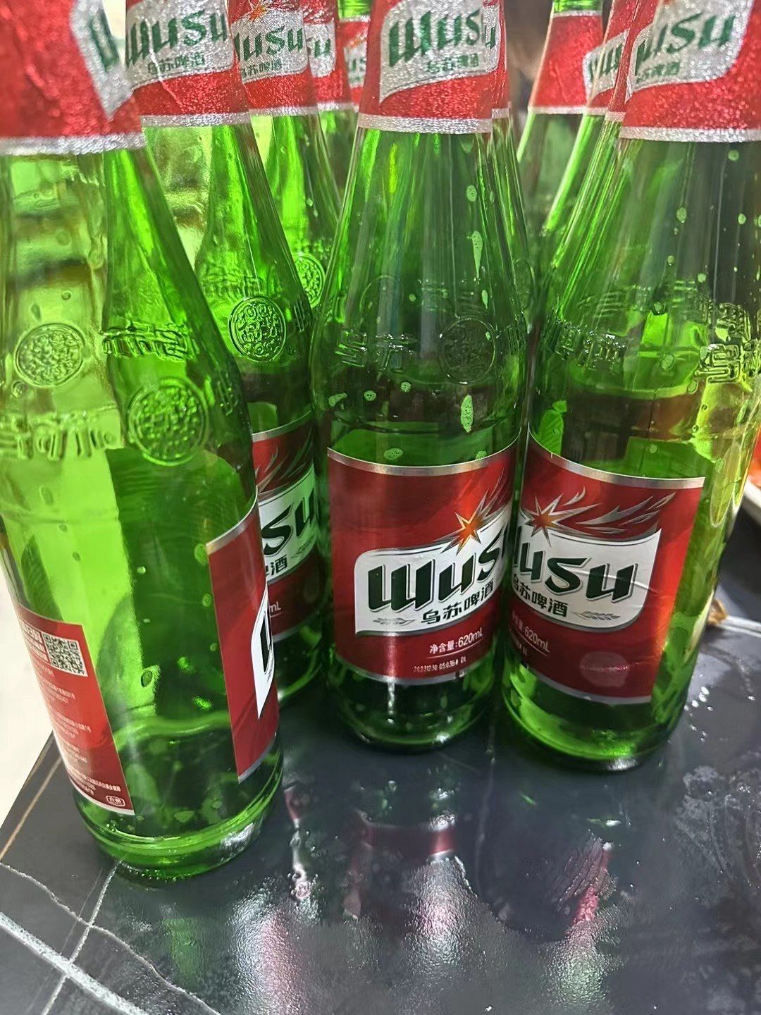 通通第一次喝乌苏,听说后劲很大,不知道自己喝啤酒的酒量