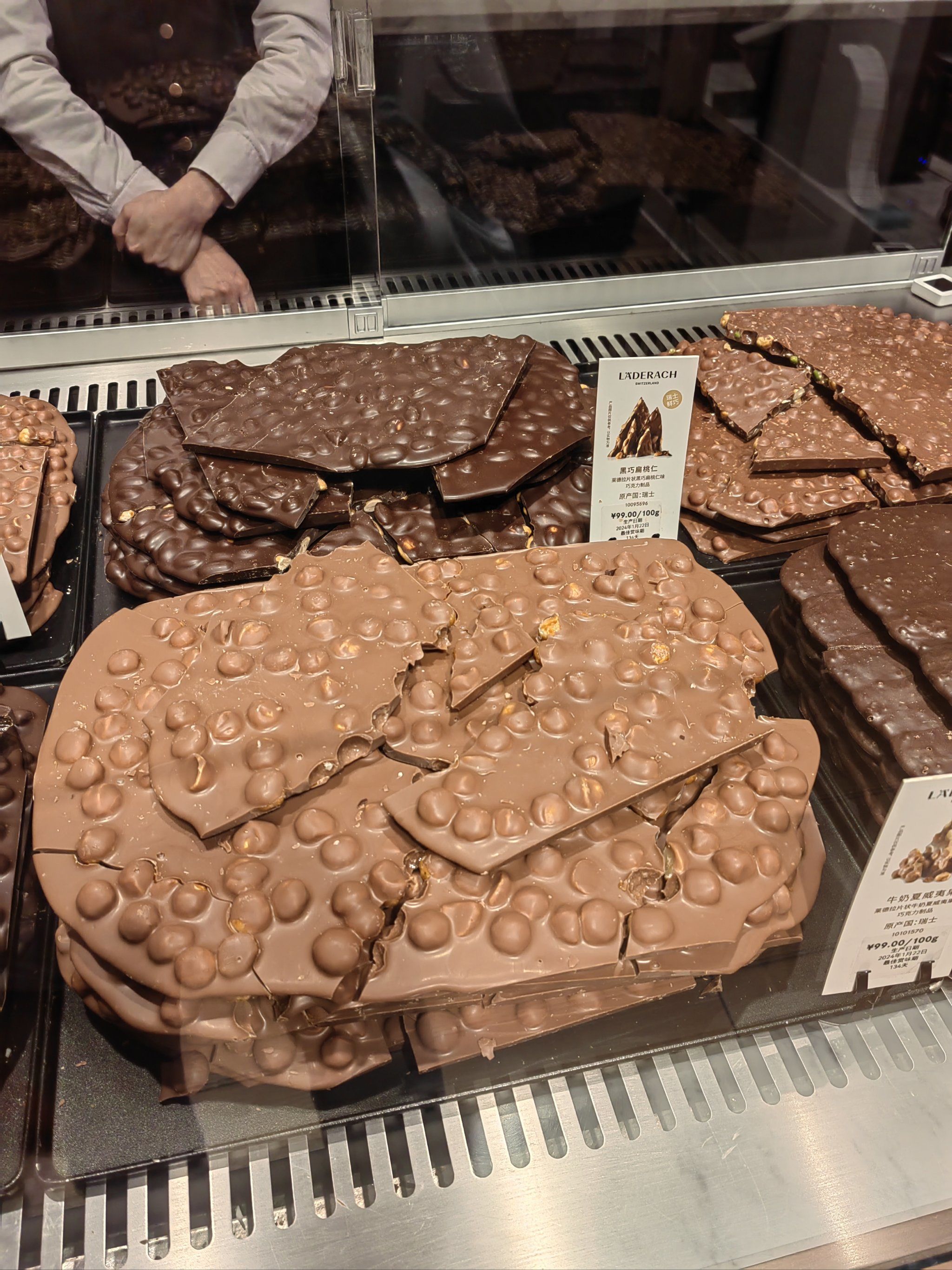 看了上海必买伴手礼种草了莱德拉,500块钱一斤的巧克力,黑巧,牛奶各来