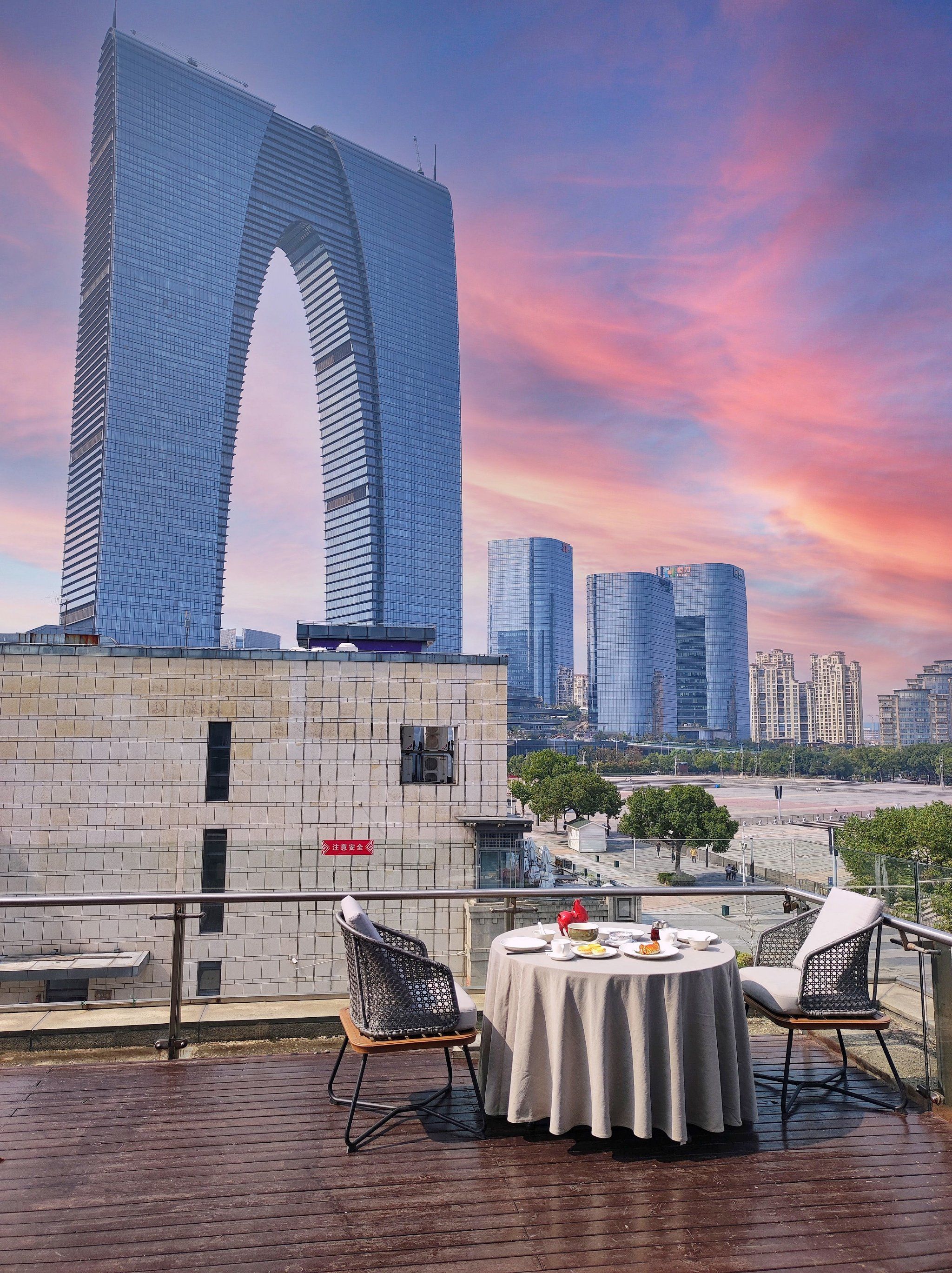 在金鸡湖畔的这家餐厅,把自己变成风景