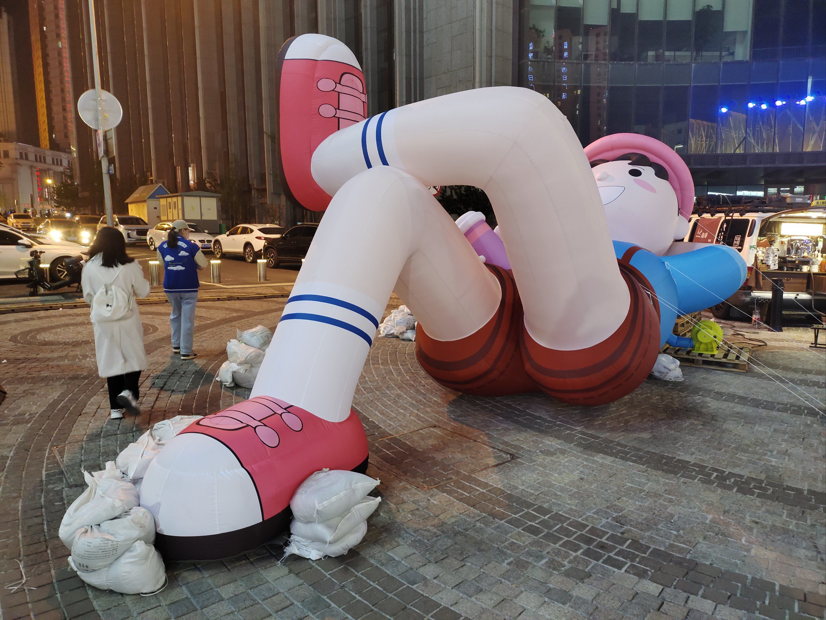 在佳兆业广场门口有可爱的充气大男孩挺可爱的