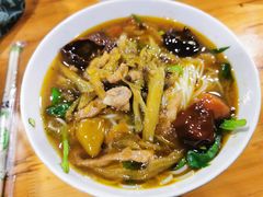 酸菜肉丝米线-越洋肖氏老米线(杨家坪店)