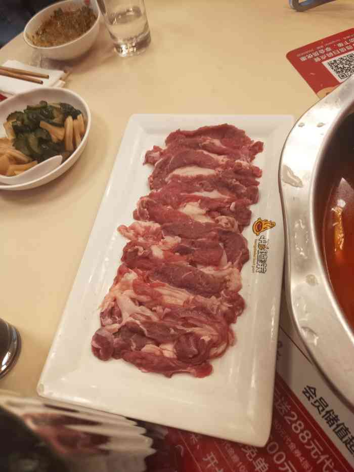 我们包了二楼两个大桌,锅底要了川香四品锅,有清汤的,菌汤的,番茄的