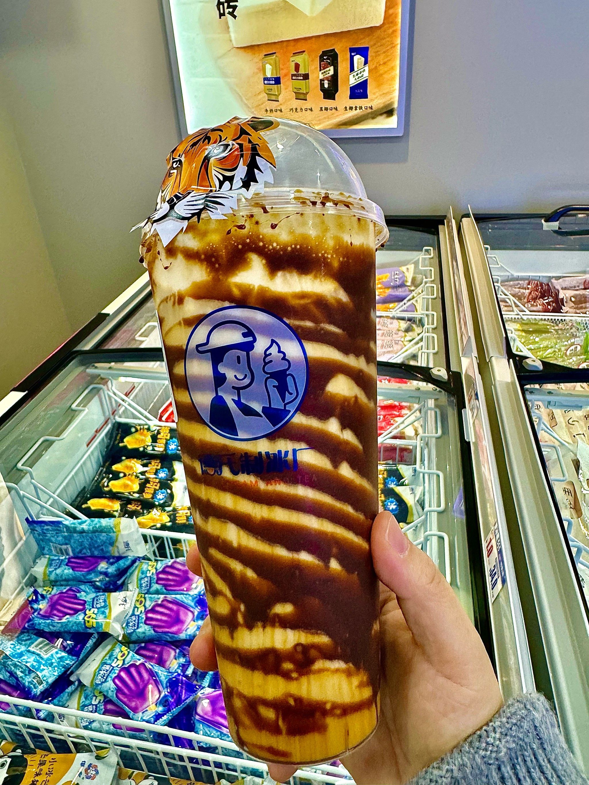 n东北小孩一到快过年蕞幸福的事就是
买一兜子的雪糕把冰箱填