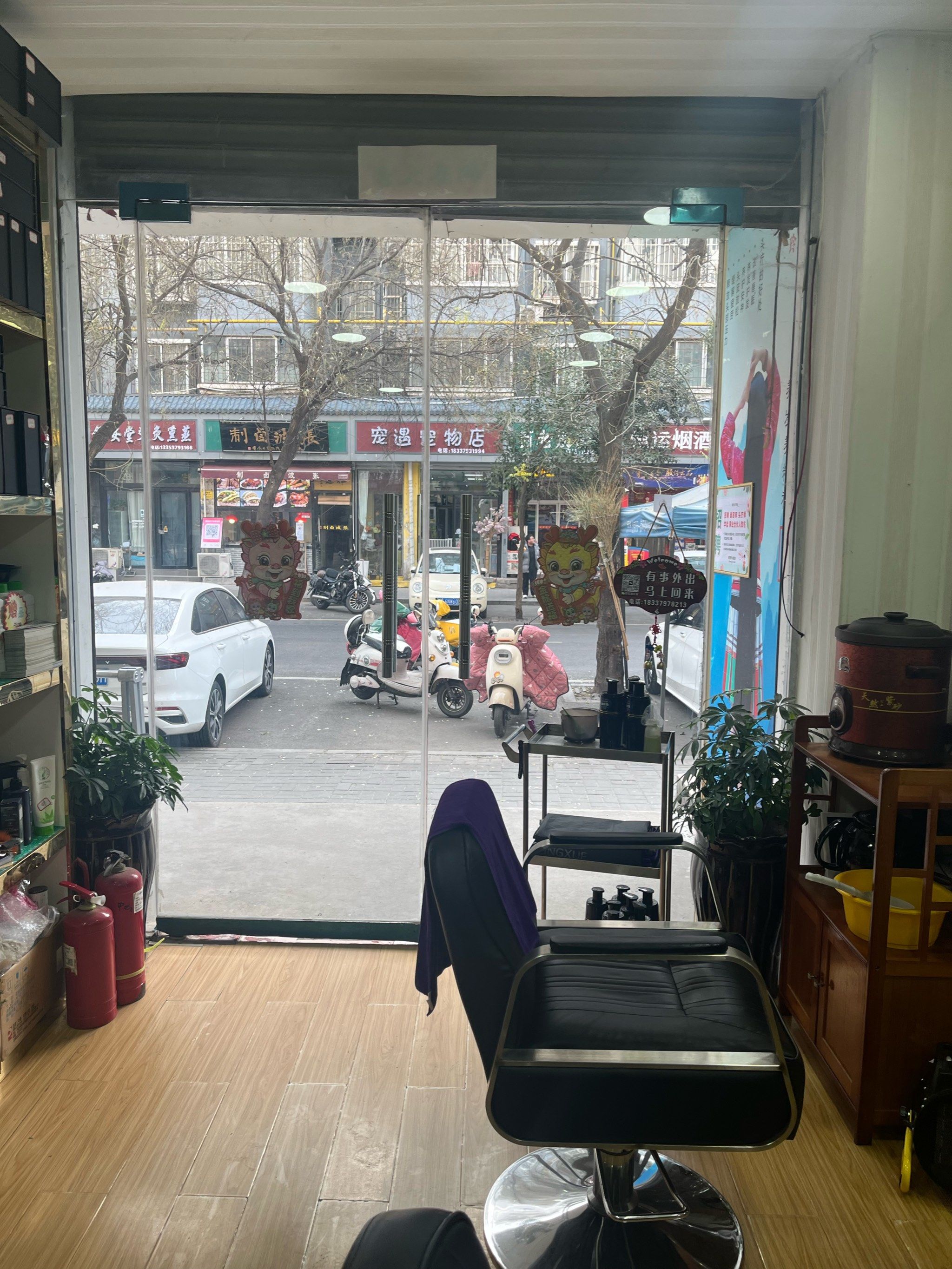 我解释了一下就开始给我洗头了.可能在居民区,还是要提前预约好时间吧