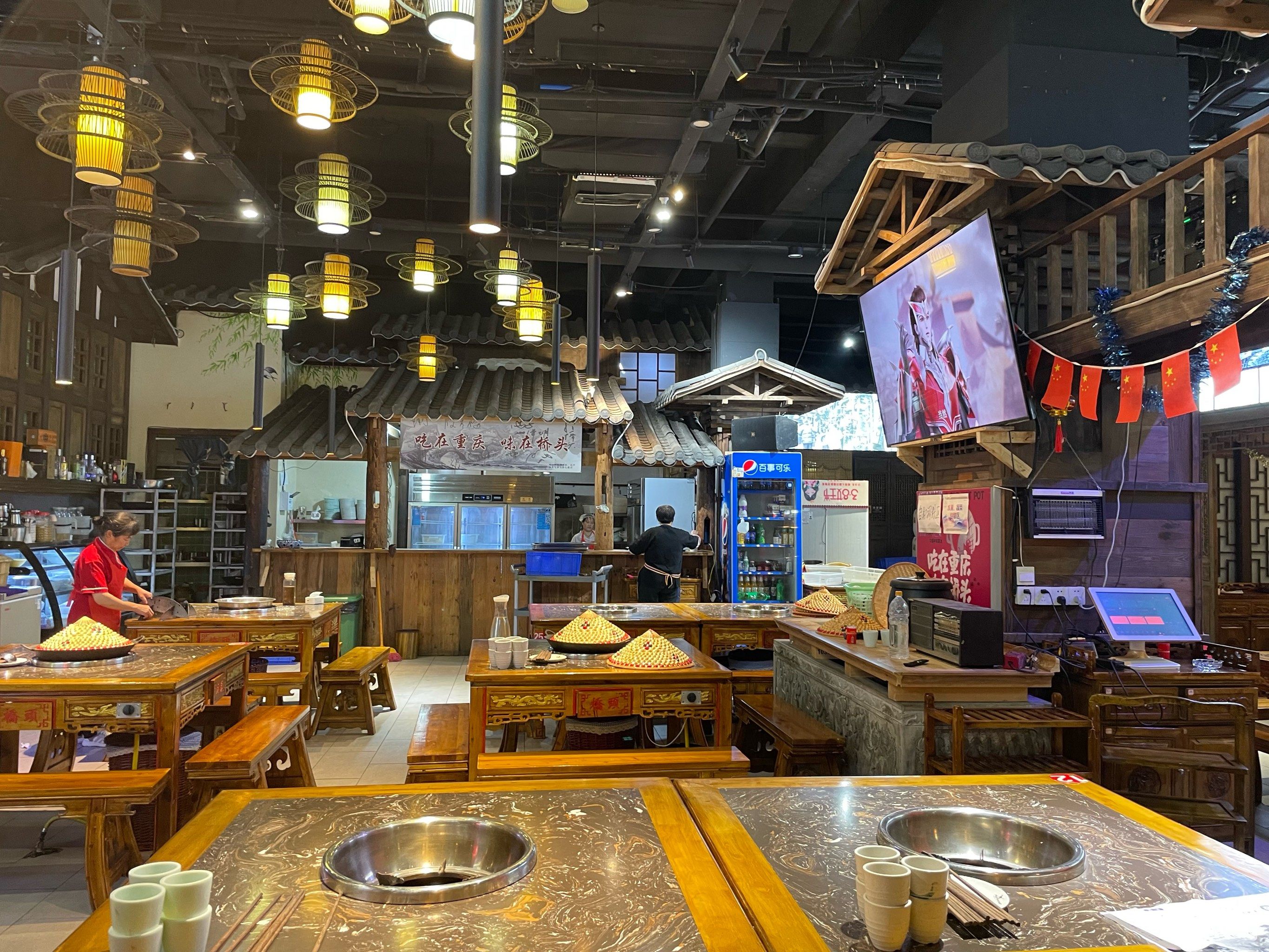 位于沙坪坝小龙坎的这家桥头火锅还可以吃.