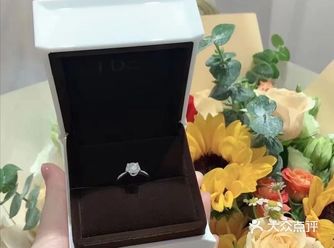 又收到惊喜了～下班回到家就看到客厅放着鲜花～接着老公