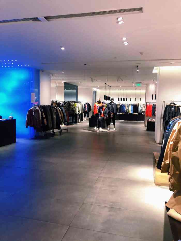 urban revivo(天津世纪都会店)-"ur世纪都会店,空间大宽敞,干净整洁.