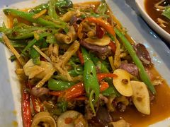 小青椒炒鸡杂-百年粉蒸牛肉