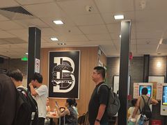 -麦当劳(上海虹桥站30B检票口楼上)