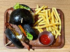 黑凤梨和牛肉汉堡-HELLO 27 意面·沙拉·帕尼尼