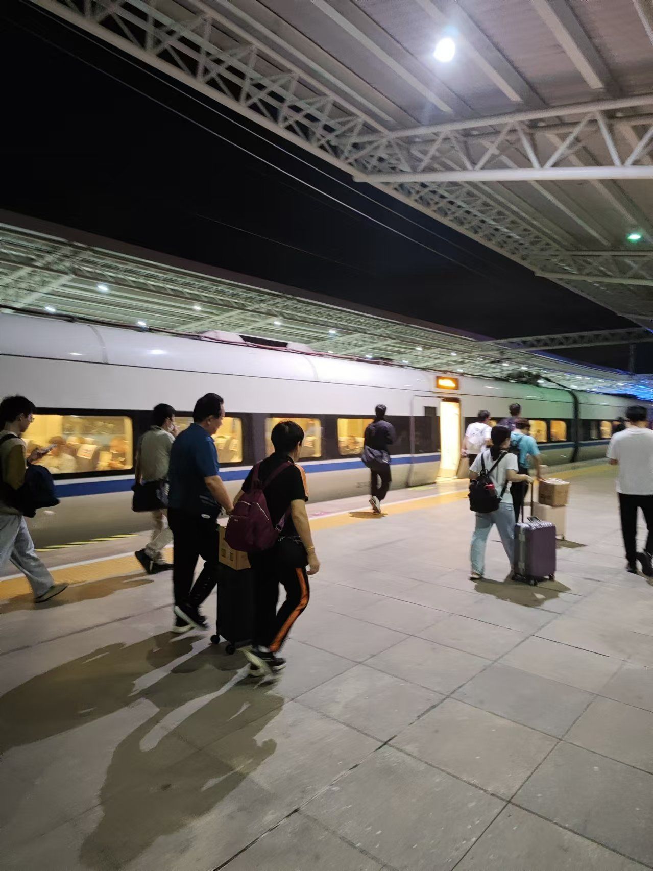 深夜火车站掠影