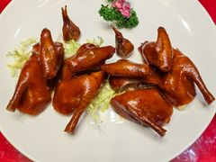 脆皮妙龄乳鸽-荣粤酒家·融合粤菜·海鲜火锅